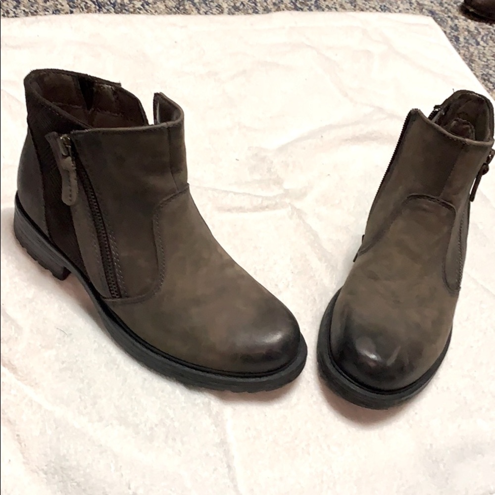 Earth Origins brown leather boot